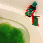 (株)和漢薬研究所様の松寿の宝湯（しょうじゅのたからゆ）松ちゃんぬいぐるみと一緒にお風呂🛀鮮やかな緑の入浴剤　松寿の宝湯（しょうじゅのたからゆ）ハーブっぽい好きな香り。身体がポカポカでお風呂&hellip;のInstagram画像