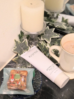 🎅メリークリスマス🎄MERRY　CHRISTMASよい子はサンタさん来たかな？🇩🇪ドイツのクリスマスケーキシュトーレンを頂いたので朝からクリスマス🎄朝のお手入れは、古い角質が気にな&hellip;のInstagram画像