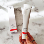 毎日の炊事、掃除、手洗い、乾燥でかさつきがちな手のお手入れに愛用中のDr. Hauschkaのハンドクリーム✨️🌿オーガニック認証Natrue取得黄色いクリームはこっくりしたテクスチャーながら&hellip;のInstagram画像