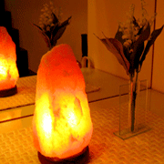 「癒しの灯り～岩塩ランプ～マイナスイオンで綺麗な空気を部屋中に…（株式会社MTA）」の商品画像の1枚目