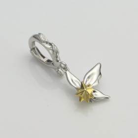 「星＝願い事を月に運んでいるイメージの蝶のチャームです。KONRON（株式会社ビヨンクール）」の商品画像の2枚目