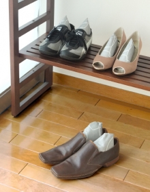 「蒸れる革靴やスニーカーに！“炭の力“で除湿＆消臭の炭草花シューキーパー（収納の巣（株式会社テンネット））」の商品画像