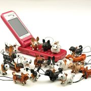 「本革レザー素材でできた犬のミニチュア付き携帯ストラップ（輸入家具・インテリア専門店 アックスデザイン）」の商品画像