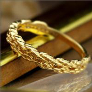「「絆の象徴 ロープリング」 ゴールド メタルリング（株式会社ベーネユナイテッド）」の商品画像の1枚目